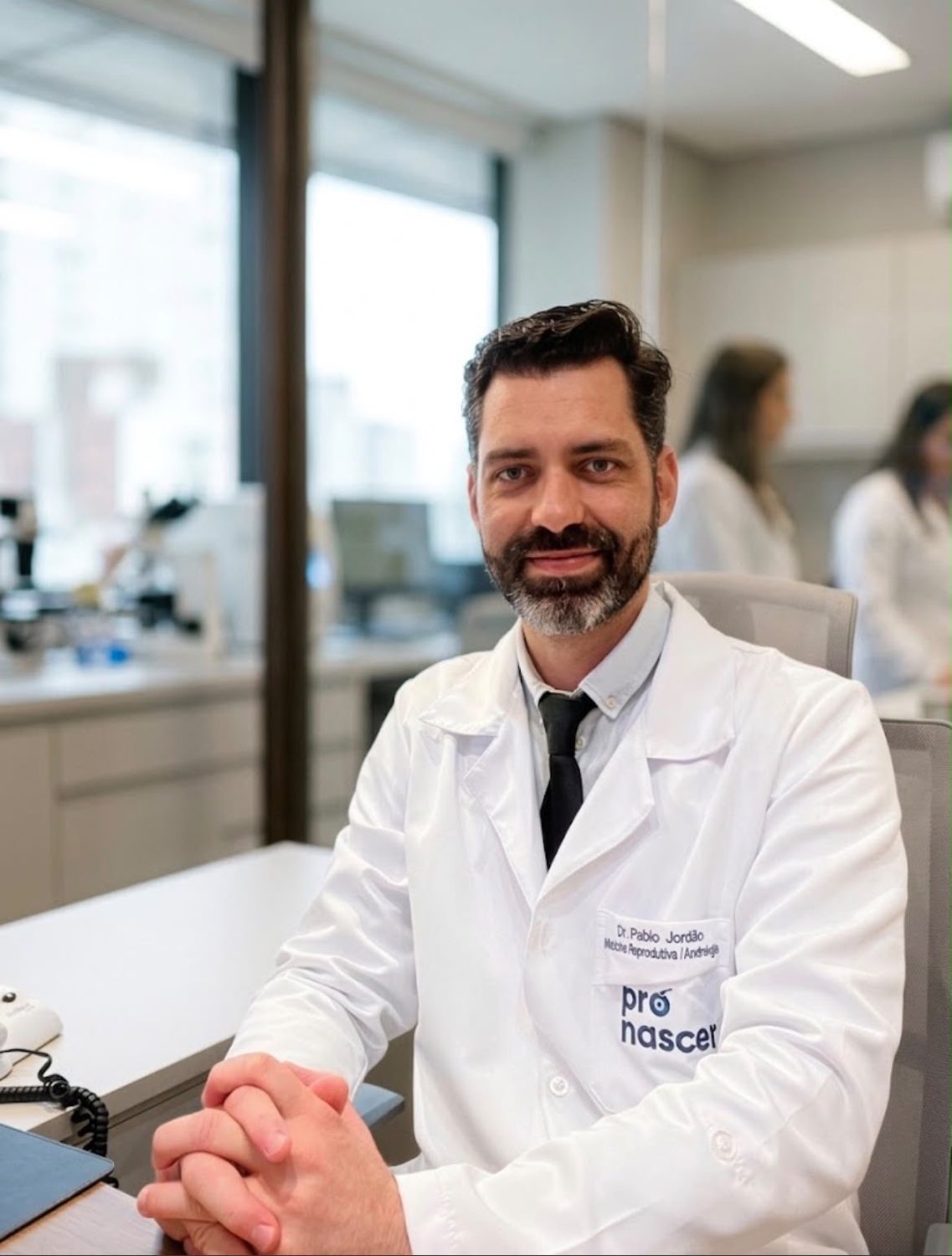Dr. Pablo Jordão em ambiente de laboratório de reprodução